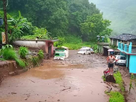 बागेश्वर में झटक्वाली के पास सड़क पर जमा मलबे में फंसे वाहन।