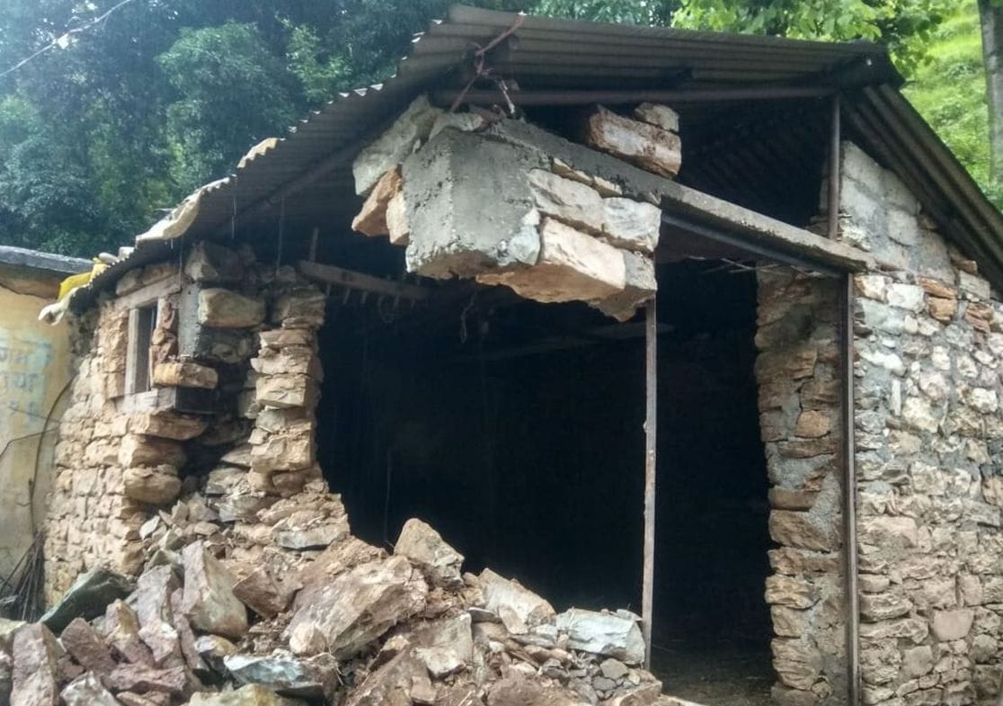 बारिश से गैरखेत में क्षतिग्रस्त गौशाला।