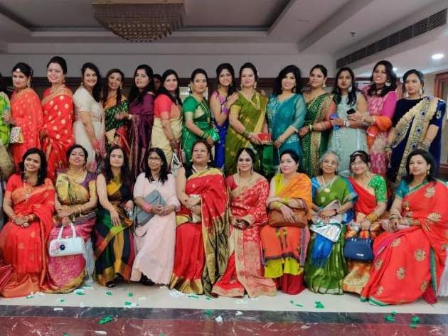 यूजेवीएन लेडिज क्लब की ओर से जीएमएस रोड स्थित एक होटल में तीजोत्सव मनाती महिलाएं । यूजेवीएन लेडिज क्लब की ओर से जीएमएस रोड स्थित एक होटल में तीजोत्सव मनाती महिलाएं ।