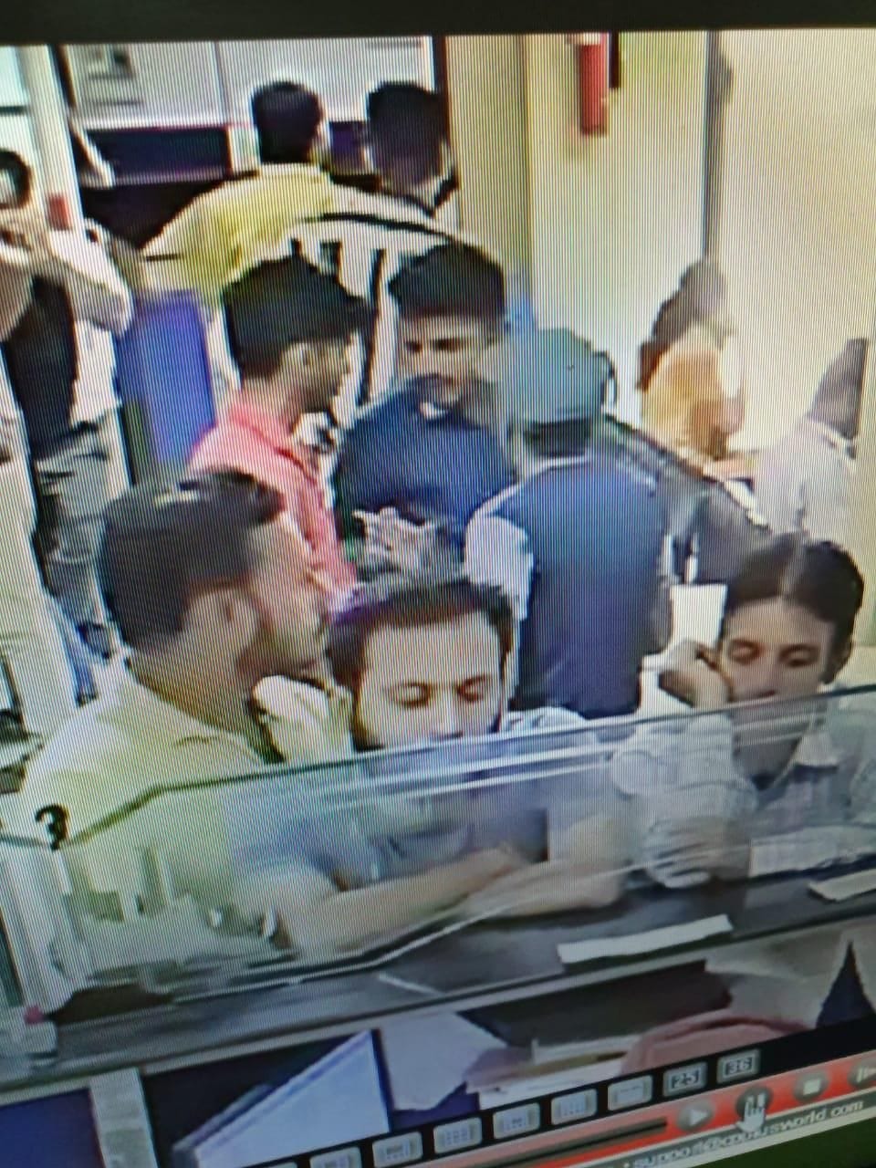 एचडीएफसी बैंक में मुंशी रजत से बातचीत करते आरोपी युवक, एचडीएफसी बैंक में मुंशी रजत से बातचीत करते आरोपी युवक,