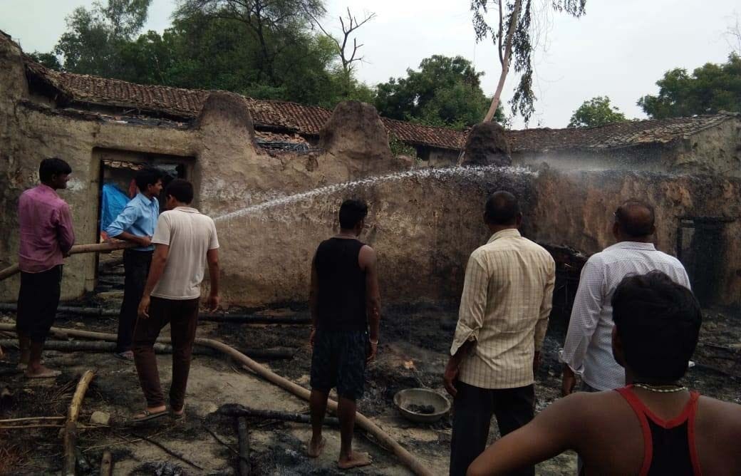 कुंडा के देवरी हरदो पट्टी गाव में गैस रिसाव से लगी आग को बुझाते दमकलकर्मी।