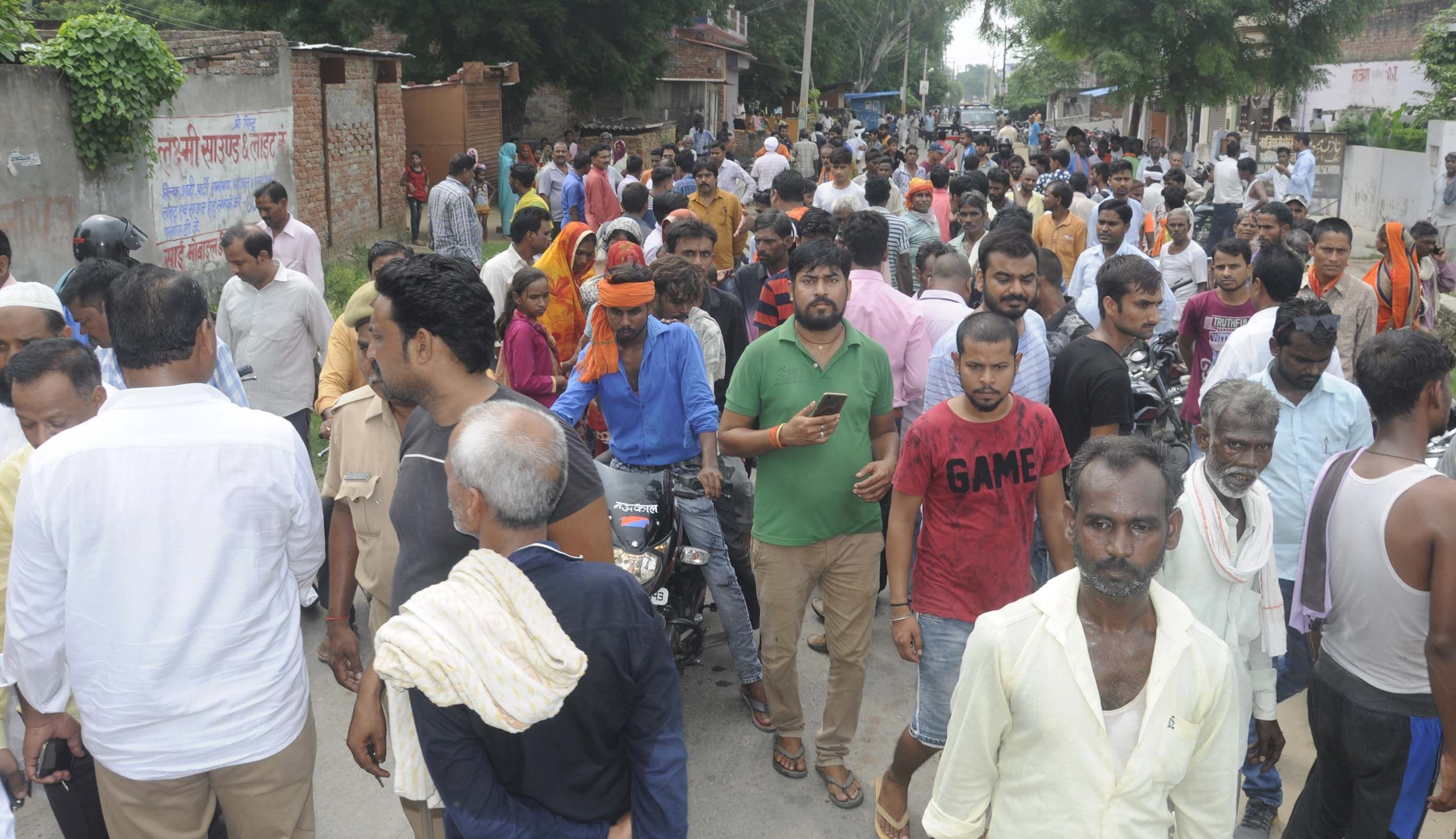 नगर कोतवाली के अचलपुर में दिलीपपुर रोड पर युवक का शव रखकर परिजनों द्वारा जाम लगाने के दौरान जुटी ? नगर कोतवाली के अचलपुर में दिलीपपुर रोड पर युवक का शव रखकर परिजनों द्वारा जाम लगाने के दौरान जुटी ?