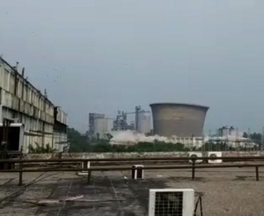 थर्मल। ध्वस्त होता कूंलिग टॉवर । थर्मल। ध्वस्त होता कूंलिग टॉवर ।
