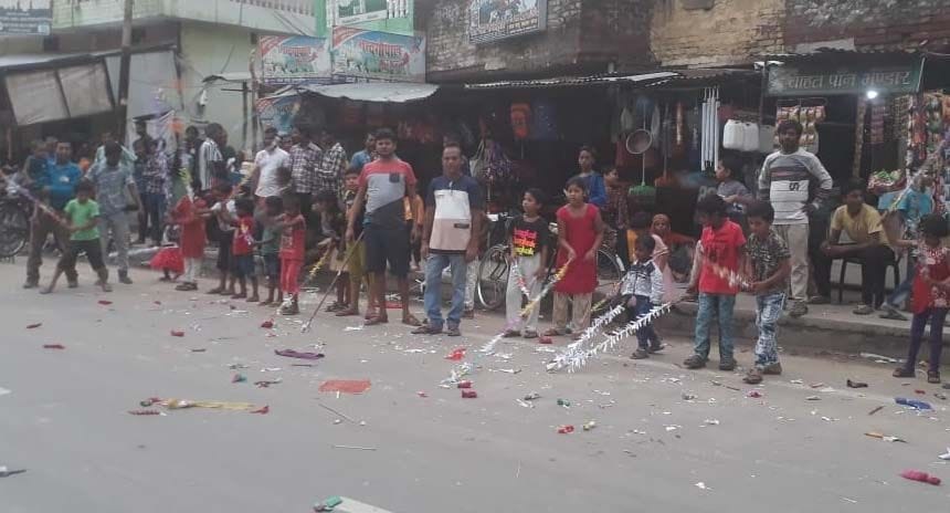 नाग पंचमी पर लालगंज में सड़क पर गुड़िया पीटते लोग। नाग पंचमी पर लालगंज में सड़क पर गुड़िया पीटते लोग।