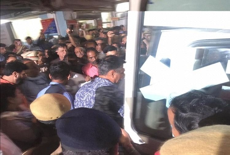 à¤à¤®à¥à¤¸ à¤à¥ à¤¬à¤¾à¤¹à¤° à¤®à¥à¤à¥à¤¦ à¤²à¥à¤