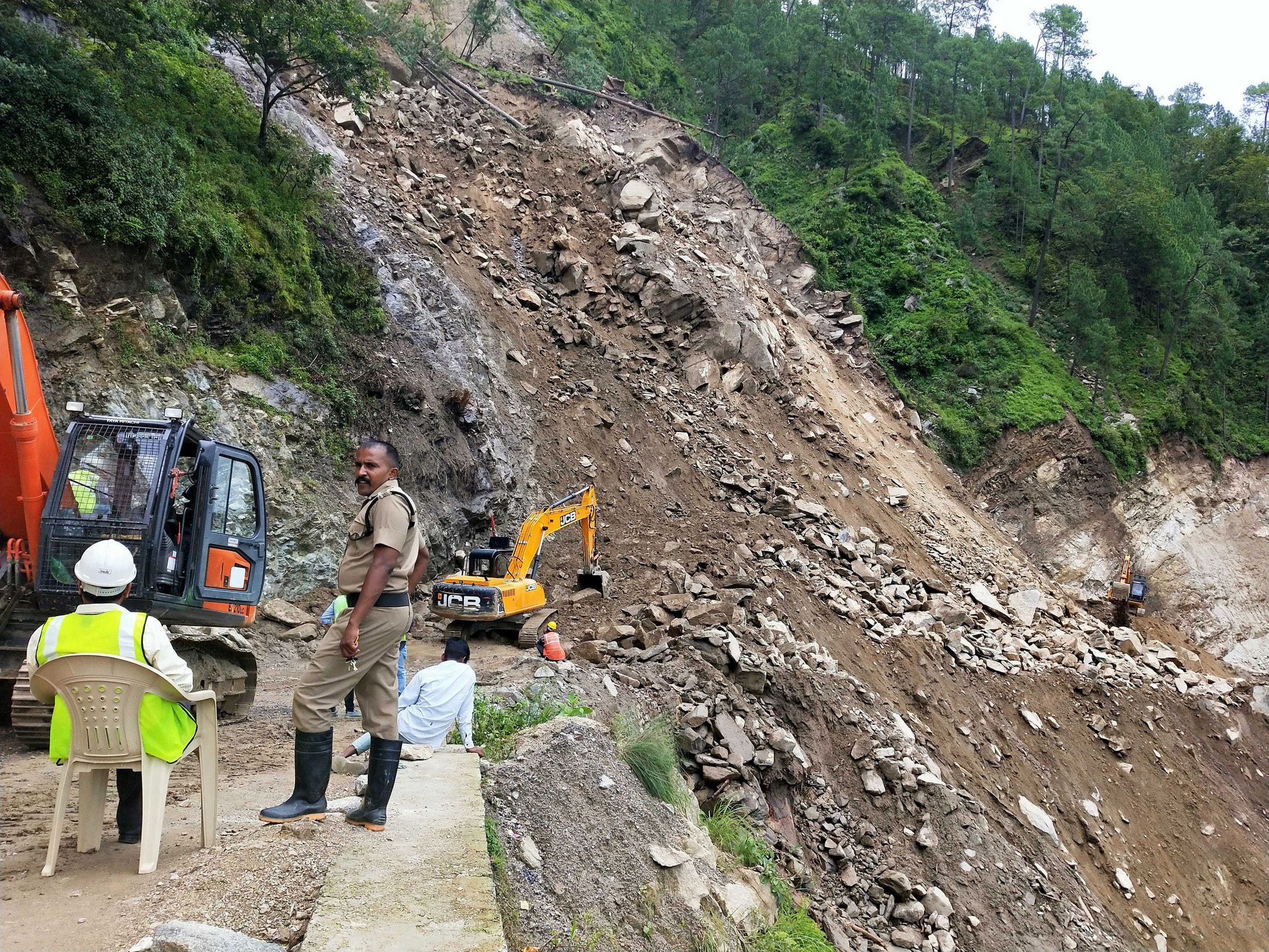 टनकपुर-पिथौरागढ़ राष्ट्रीय राजमार्ग में धौन के पास आया भारी मलबा। टनकपुर-पिथौरागढ़ राष्ट्रीय राजमार्ग में धौन के पास आया भारी मलबा।