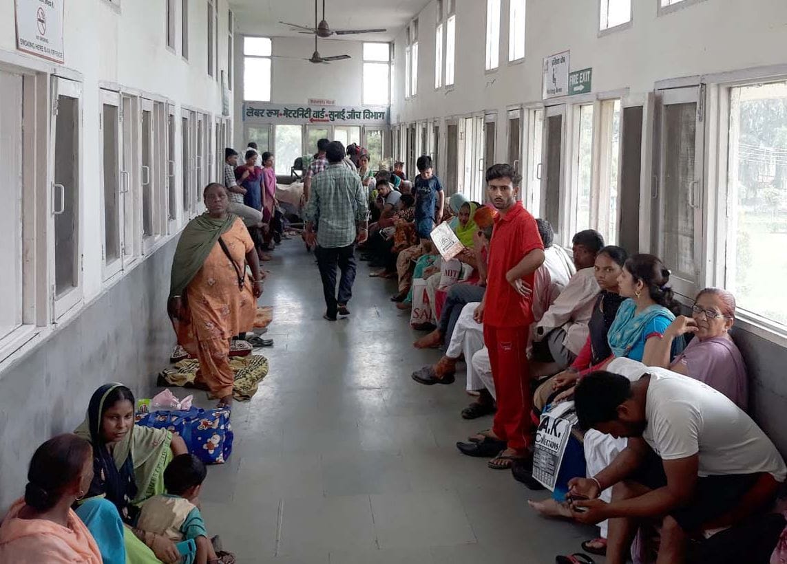 सिविल अस्पताल में मैटरनिटी वार्ड के बाहर बंद पड़े पंखे, गर्मी से बेहाल मरीज।