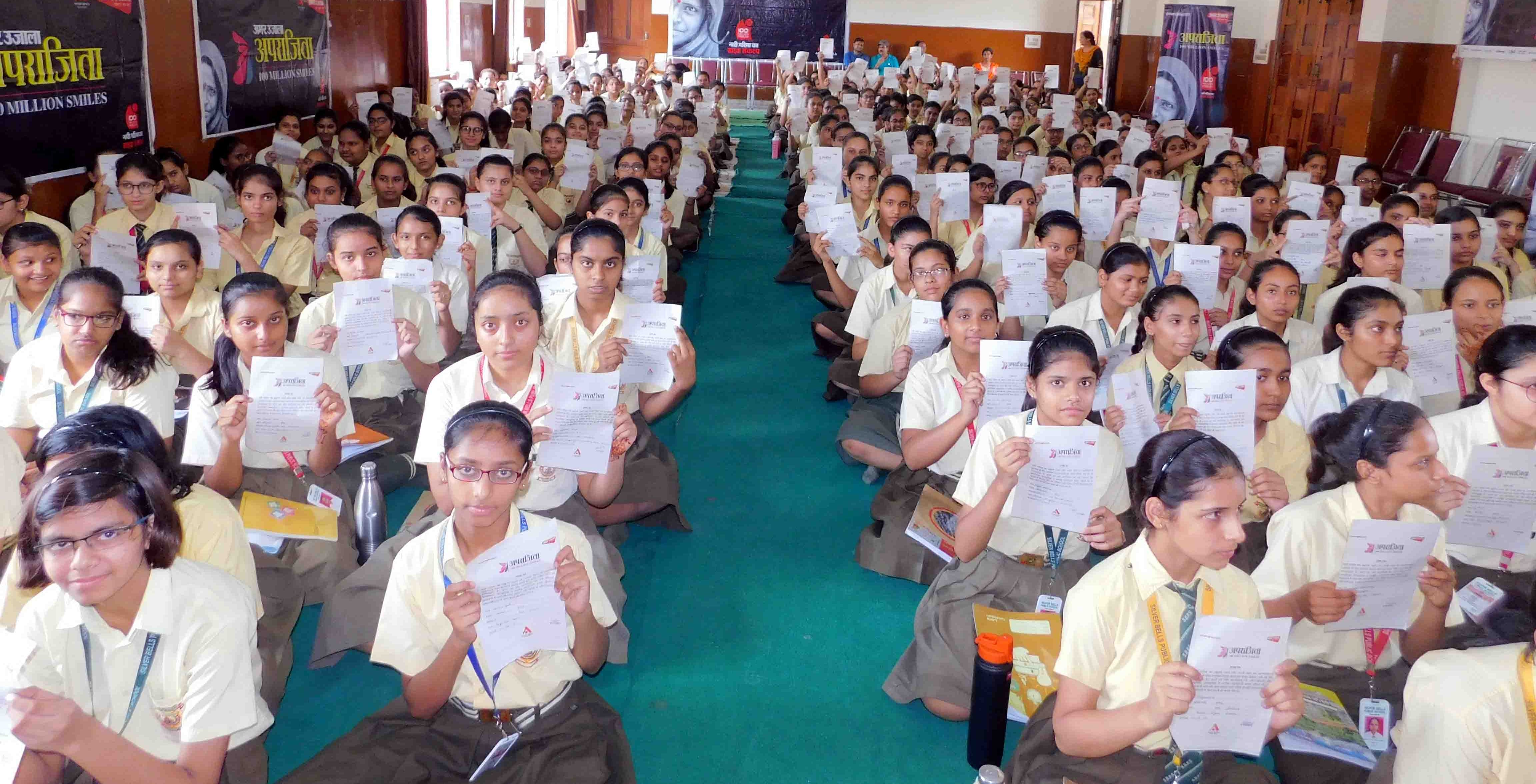 शामली के सिल्वर बेल्स स्कूल में आयोजित पुलिस की पाठशाला में शपथपत्र दिखातीं छात्राएं। शामली के सिल्वर बेल्स स्कूल में आयोजित पुलिस की पाठशाला में शपथपत्र दिखातीं छात्राएं।