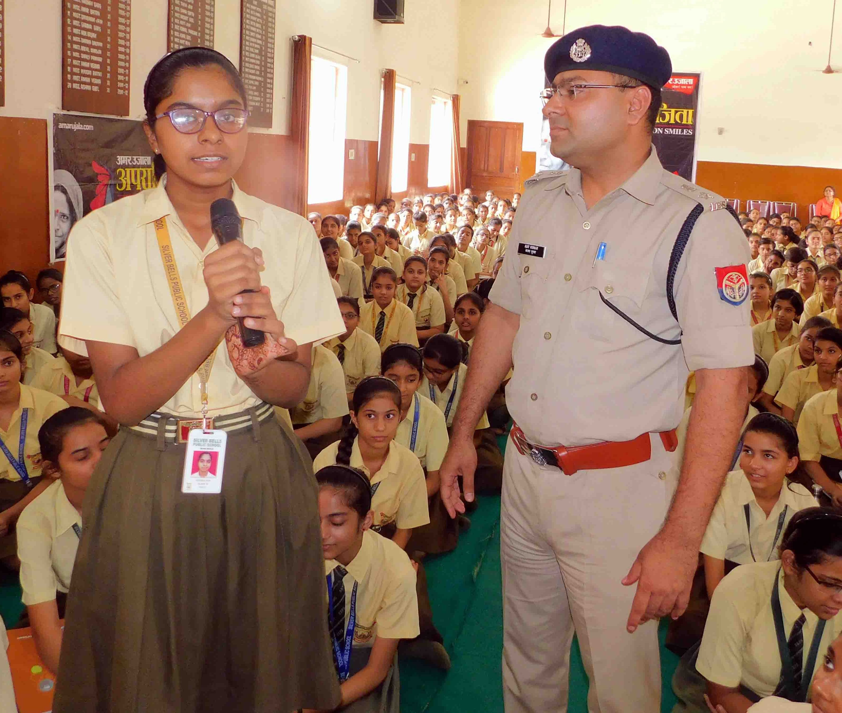 शामली के सिल्वर बेल्स स्कूल में आयोजित पुलिस की पाठशाला में छात्रा से जानकारी लेते एसपी। शामली के सिल्वर बेल्स स्कूल में आयोजित पुलिस की पाठशाला में छात्रा से जानकारी लेते एसपी।