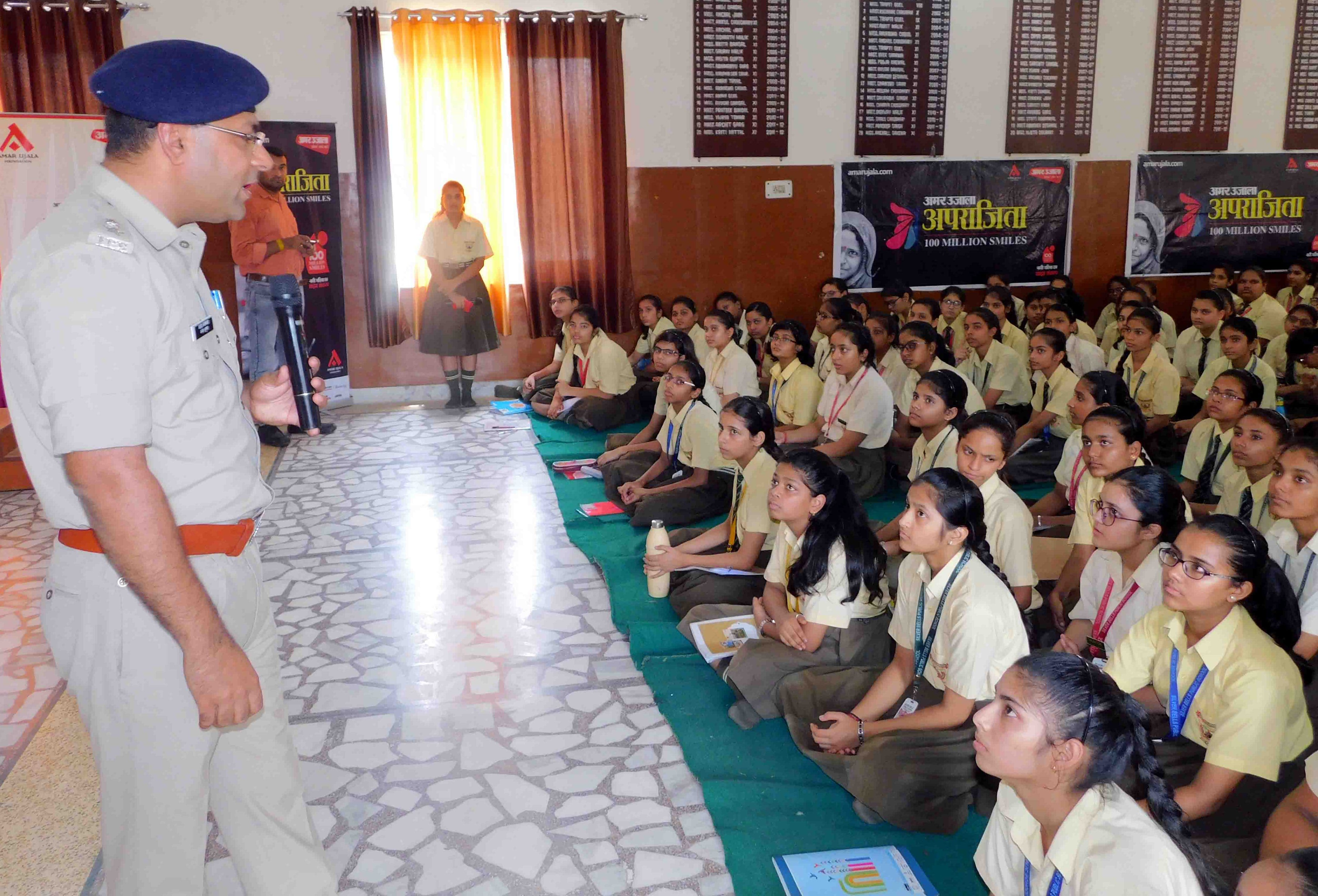 शामली के सिल्वर बेल्स स्कूल में आयोजित पुलिस की पाठशाला में छात्राओं को जानकारी देते एसपी अजय कु? शामली के सिल्वर बेल्स स्कूल में आयोजित पुलिस की पाठशाला में छात्राओं को जानकारी देते एसपी अजय कु?