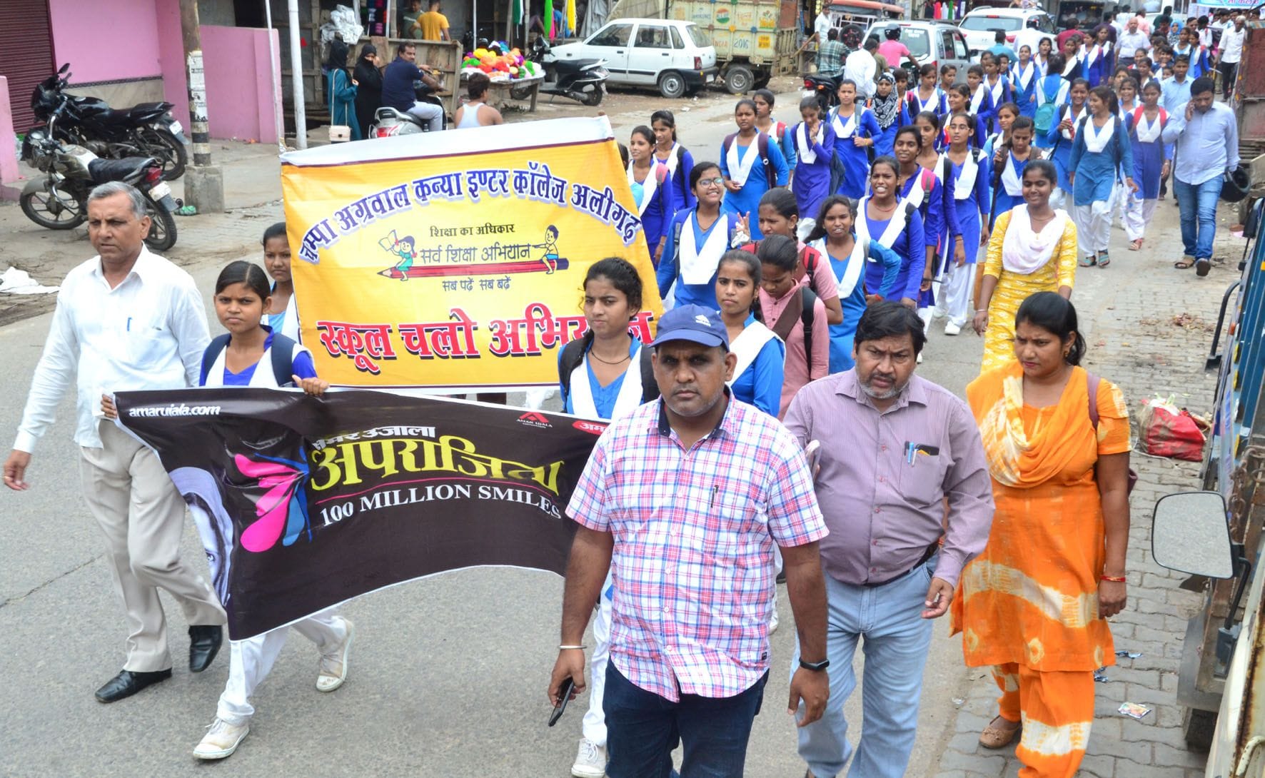  स्कूल चलो जागरूकता रैली निकालती चंम्पा अग्रवाल इंटर कॉलेज की छात्राएं।
