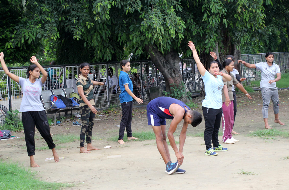 स्टेडियम में प्रैक्टिस करते खिलाड़ी स्टेडियम में प्रैक्टिस करते खिलाड़ी