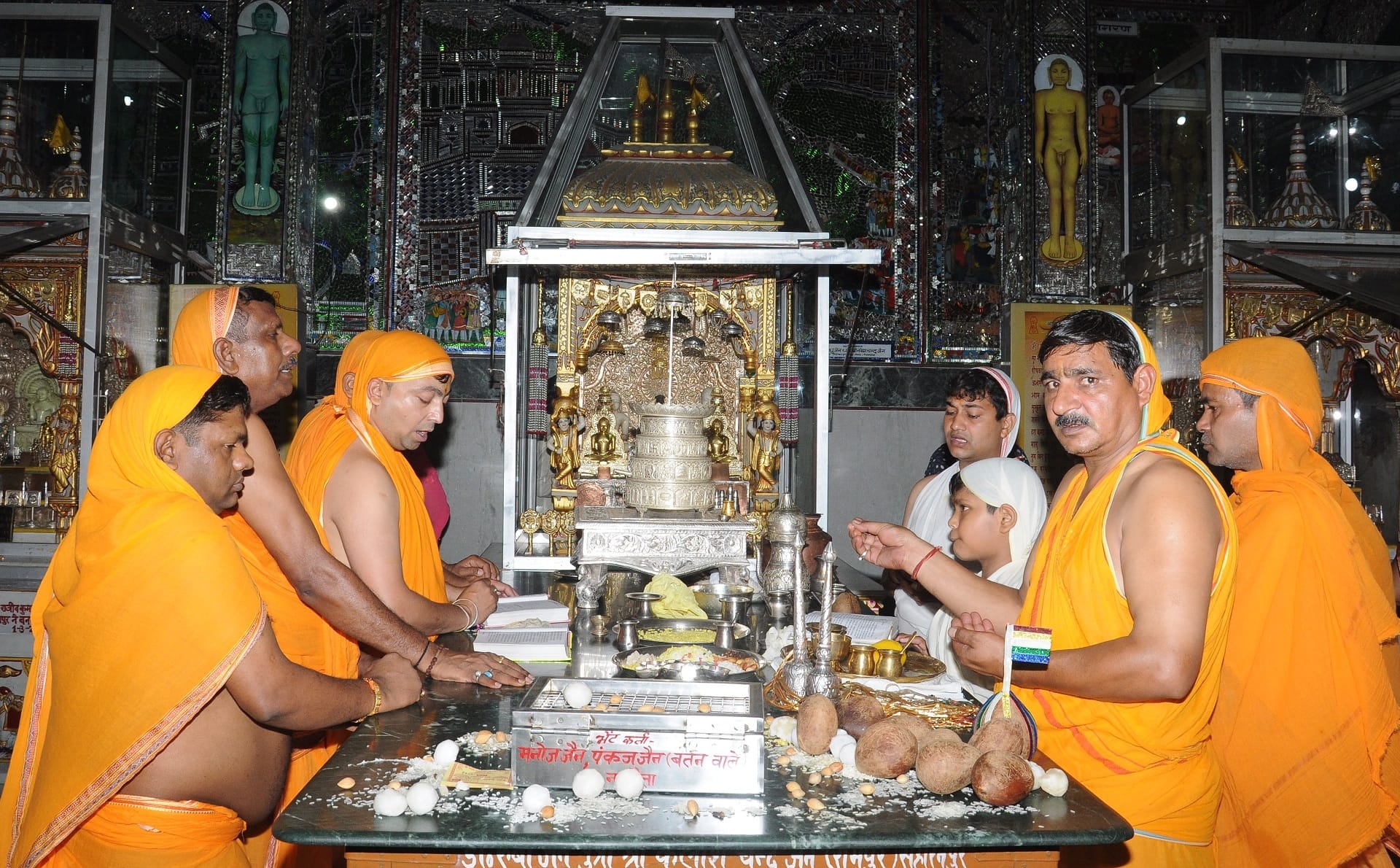 जलालाबाद  जैन मन्दिर में पुजन करते जैन समाज के लोग