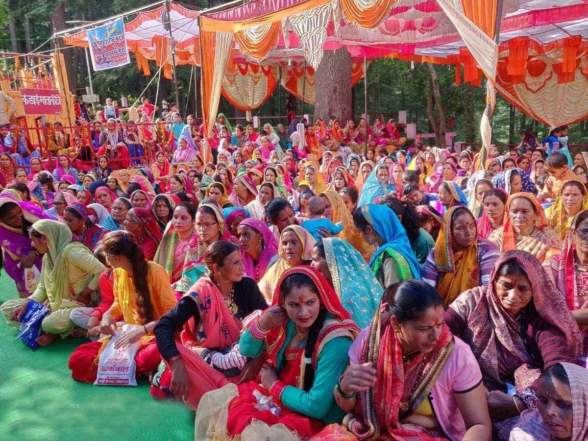 बिशुंग के माँ कड़ाई देवी मंदिर में चल रहे शतचंडी महायज्ञ में कथा श्रवण करते श्रद्धालु।