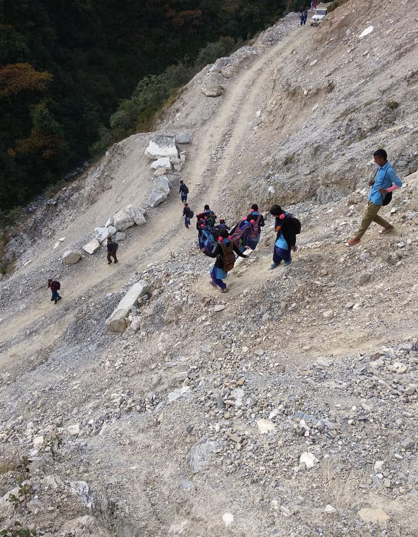 कपकोट के बघर गांव में स्कूल जाने के लिए ऐसे खतरनाक रास्तों पर चलने को मजबूर हैं विद्यार्थी।