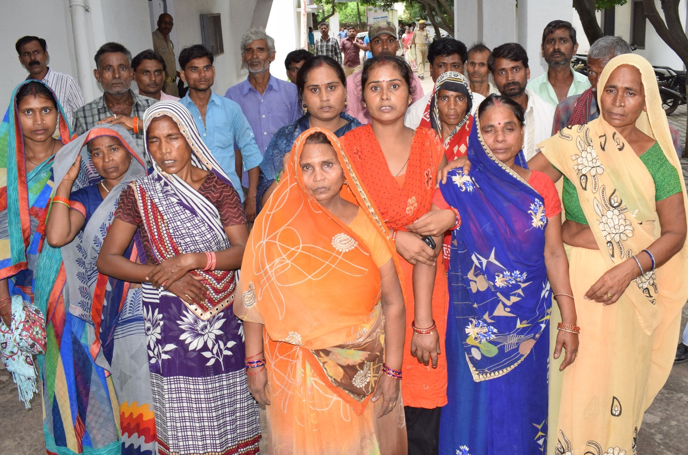 एसपी कार्यालय पहुंची मृतक शिवनारायण की पत्नियां रामलली व कृष्णा अन्य परिजनों के साथ। अमर उजाला