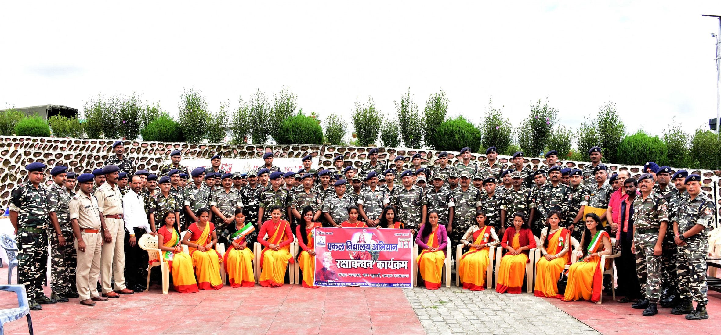 चंपावत में एसएसबी जवानों को राखी बांधने वाली भारतीय लोक शिक्षा परिषद की बहिनें। चंपावत में एसएसबी जवानों को राखी बांधने वाली भारतीय लोक शिक्षा परिषद की बहिनें।