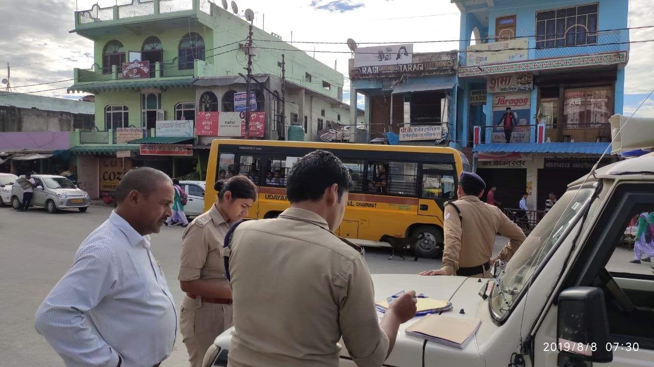 चंपावत में स्कूल बसों का निरीक्षण करती पुलिस टीम।