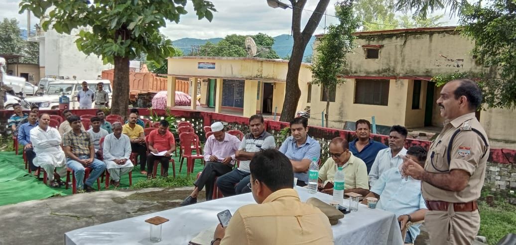 टनकपुर कोतवाली में ईद पर्व को लेकर बैठक को संबोधित करते कोतवाल धीरेंद्र कुमार और उपस्थित नागरिक? टनकपुर कोतवाली में ईद पर्व को लेकर बैठक को संबोधित करते कोतवाल धीरेंद्र कुमार और उपस्थित नागरिक?