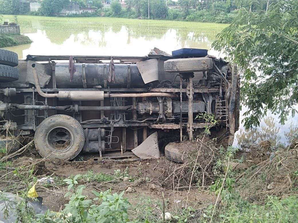 मेरठ-लावड़ रोड पर पलटा चीनी से भरा ट्रक।
