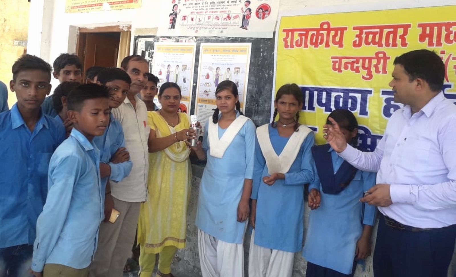 खानपुर क्षेत्र के चंद्रपुरी गांव के सरकारी स्कूल में छात्र-छात्राओं को एल्बेंडाजोल की गोली खिला खानपुर क्षेत्र के चंद्रपुरी गांव के सरकारी स्कूल में छात्र-छात्राओं को एल्बेंडाजोल की गोली खिला