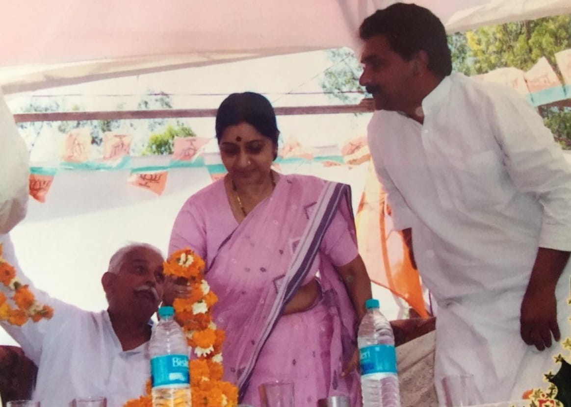 मंच पर भाषण देने के लिए माइक की तरफ बढ़ती सुषमा स्वराज फाइल (फोटो) मंच पर भाषण देने के लिए माइक की तरफ बढ़ती सुषमा स्वराज फाइल (फोटो)
