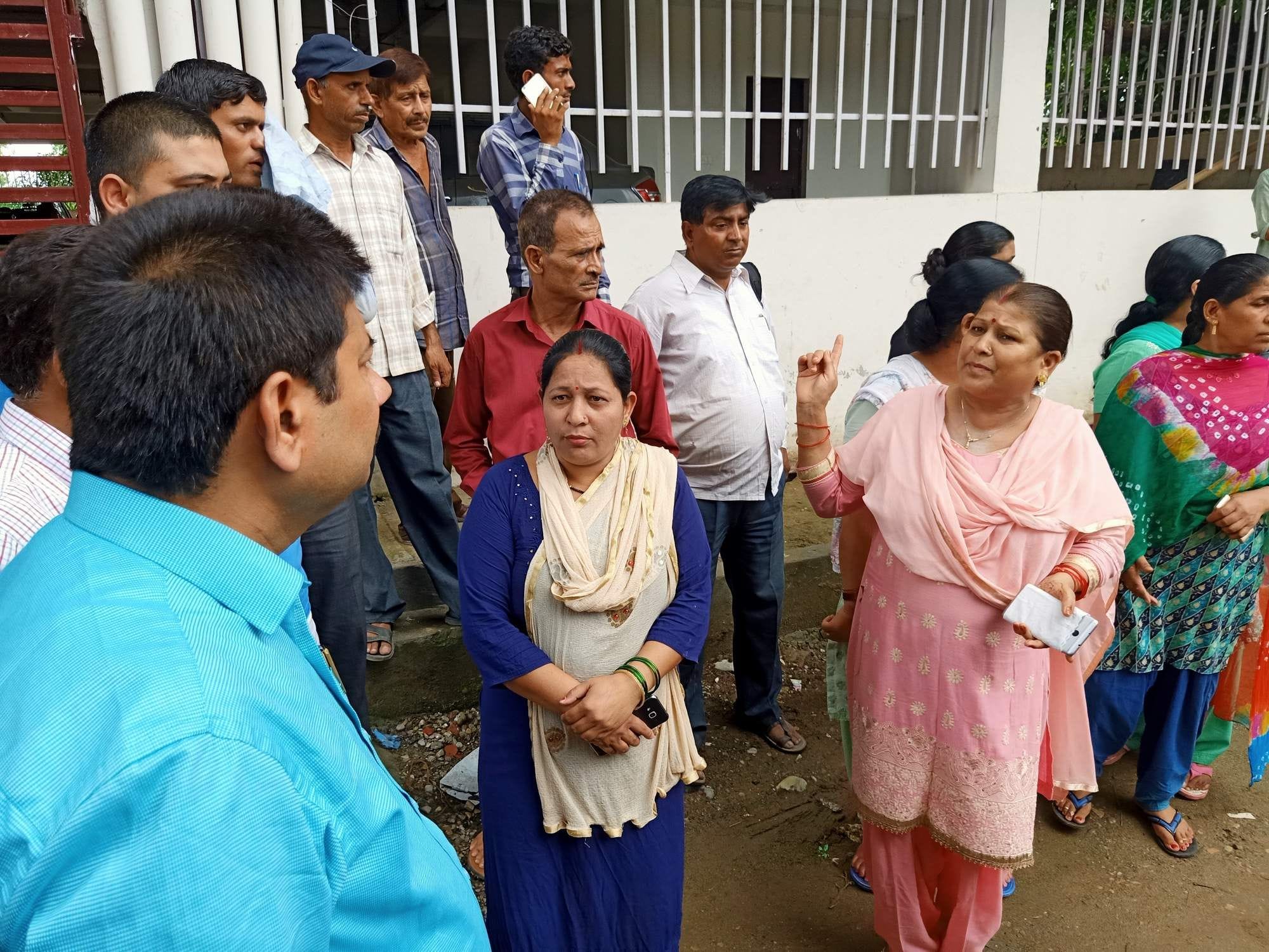 विस्थापित संघर्ष समिति की महिलाओं से जानकारी लेते एचआरडीए के सचिव केके मिश्रा। विस्थापित संघर्ष समिति की महिलाओं से जानकारी लेते एचआरडीए के सचिव केके मिश्रा।