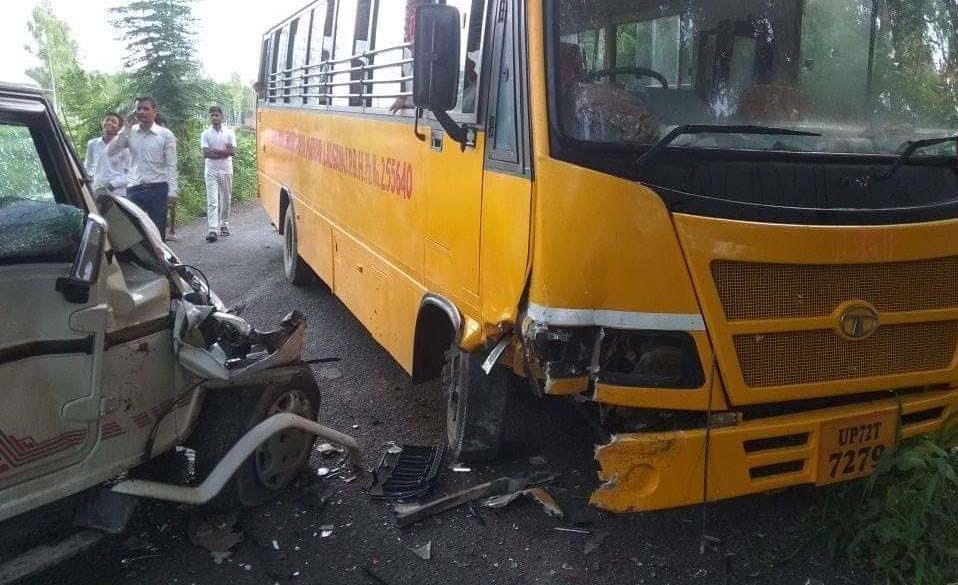 उदयपुर में आमने सामने से टकरायी स्कूल बस व बोलेरो। उदयपुर में आमने सामने से टकरायी स्कूल बस व बोलेरो।