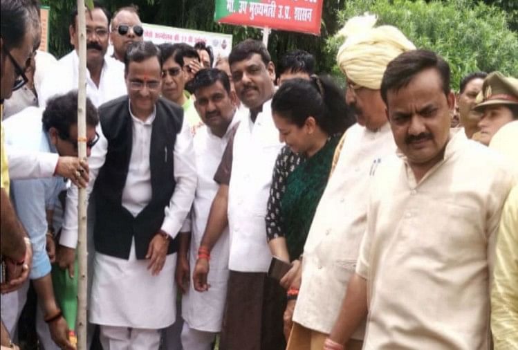 उपमुख्यमंत्री डॉ दिनेश शर्मा ने किया पौधारोपण