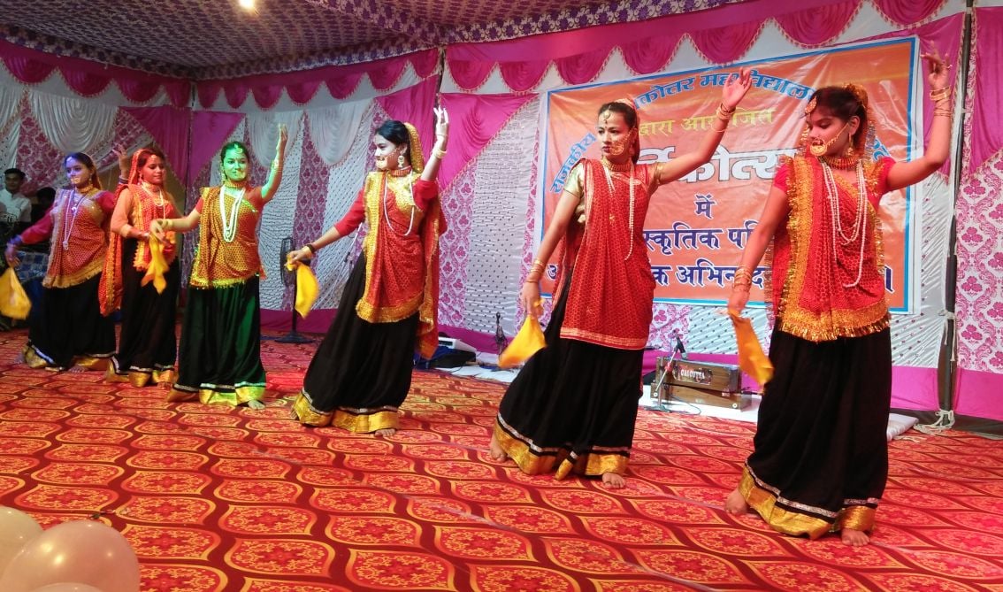 बागेश्वर में पीजी कालेज के वार्षिकोत्स में सामूहिक नृत्य करती छात्राएं। बागेश्वर में पीजी कालेज के वार्षिकोत्स में सामूहिक नृत्य करती छात्राएं।