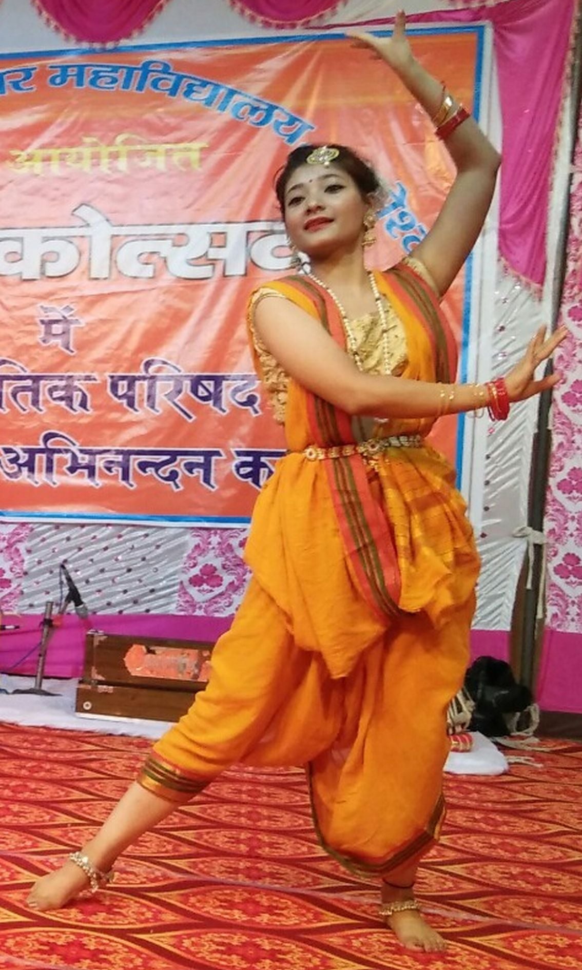 बागेश्वर के पीजी कालेज के वार्षिकोत्सव में नृत्य करती छात्रा। बागेश्वर के पीजी कालेज के वार्षिकोत्सव में नृत्य करती छात्रा।
