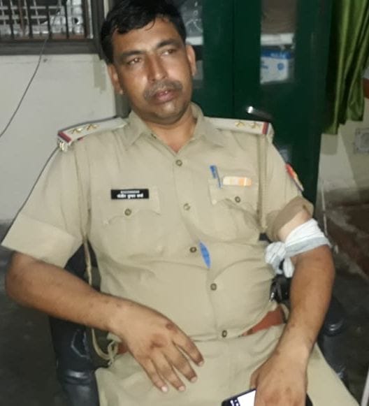 हरदोई में मुठभेड़ में चुटहिल थानाध्यक्ष मझिला संजीव कुमार शर्मा। अमर उजाला