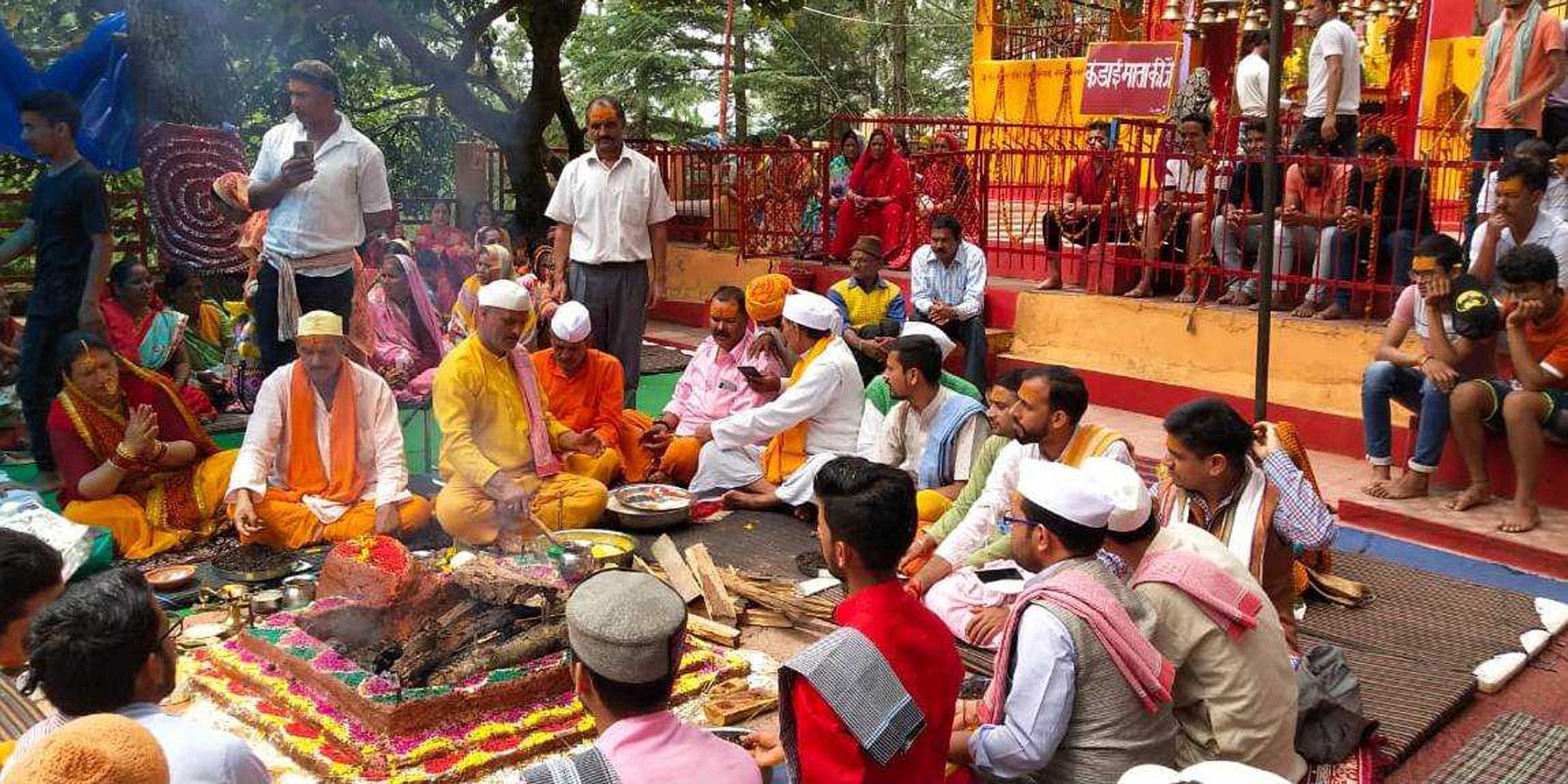 कड़ाई देवी मंदिर में यज्ञ-हवन करते श्रद्धालु।