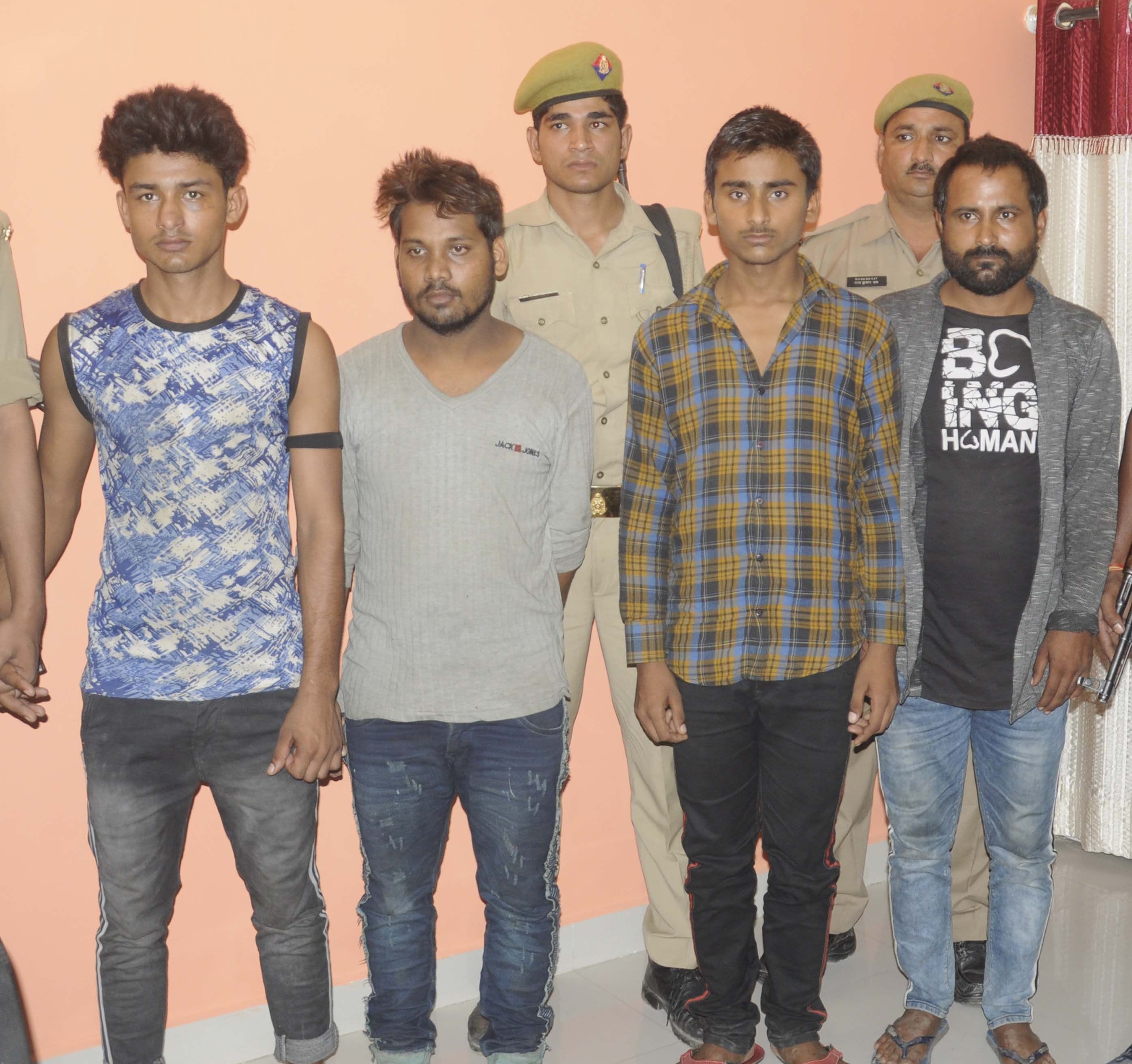 जेठवारा पुलिस द्वारा अधिवक्ता ओम मिश्रा की हत्या के आरोप में धरे गये शातिर बदमाश। जेठवारा पुलिस द्वारा अधिवक्ता ओम मिश्रा की हत्या के आरोप में धरे गये शातिर बदमाश।