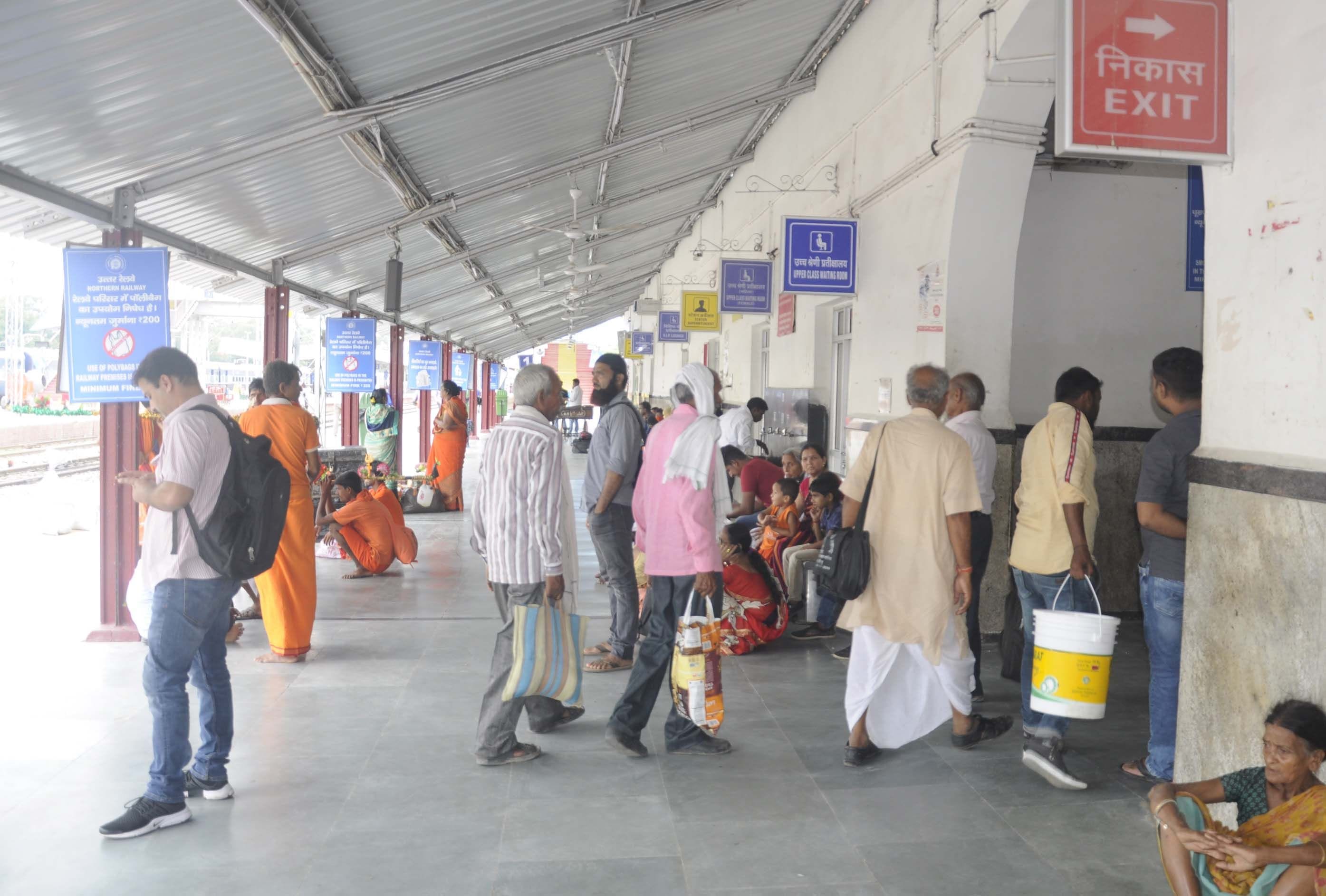 रेलवे स्टेशन निकास द्वार पर नहीं कोई सुरक्षा के इंतजाम। रेलवे स्टेशन निकास द्वार पर नहीं कोई सुरक्षा के इंतजाम।