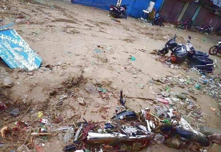 देवाल के फल्दिया गांव मे बादल फटने से आए मलबे मे यूं दबी मोटर साईकिलें। देवाल के फल्दिया गांव मे बादल फटने से आए मलबे मे यूं दबी मोटर साईकिलें।
