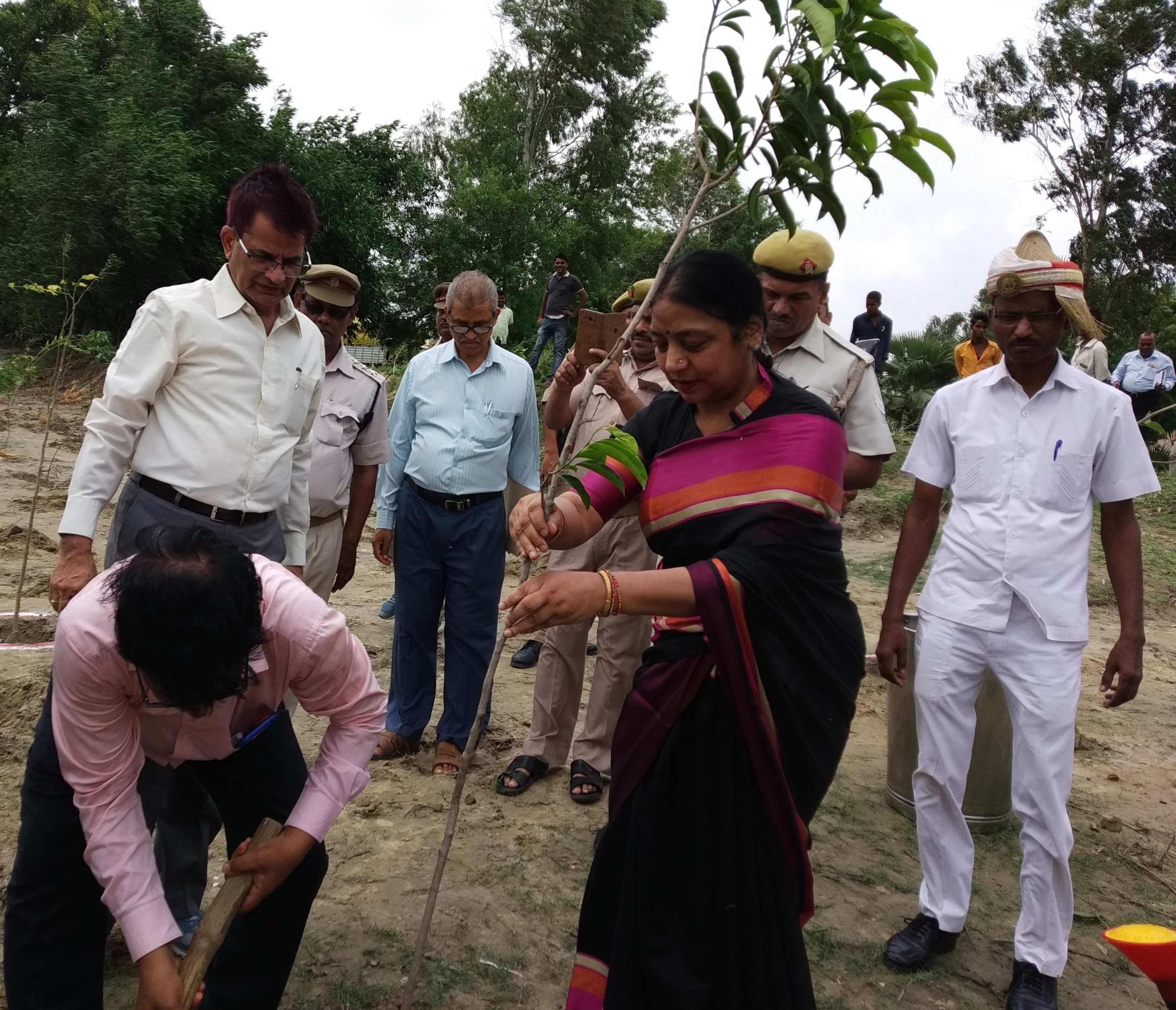 मतौलीपुर तमसी नदी के तट पर स्थित गांधी उपवन में पौधरोपण करती मंडलायुक्त कनक त्रिपाठी । मतौलीपुर तमसी नदी के तट पर स्थित गांधी उपवन में पौधरोपण करती मंडलायुक्त कनक त्रिपाठी ।