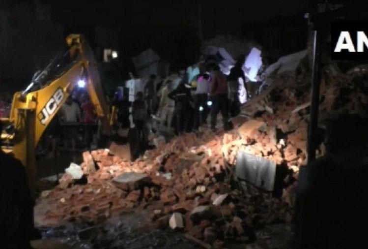गुजरात: भारी बारिश से खेड़ा में तीन मंजिला इमारत गिरी, चार लोगों की मौत गुजरात में इमारत गिरी