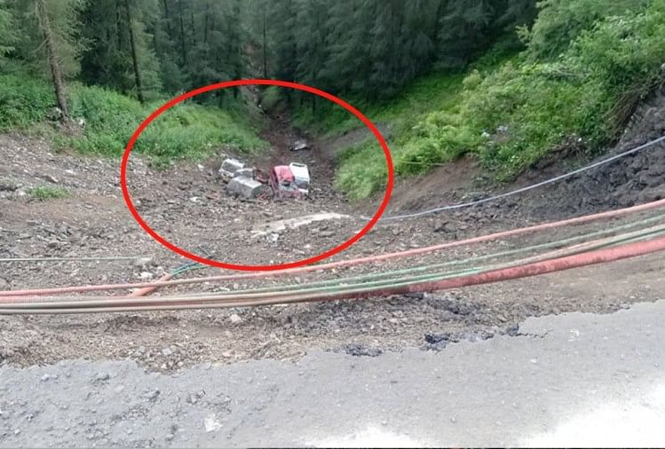 road sinked six vehicles fall into gorge on National high way theog shimla himachal pradesh