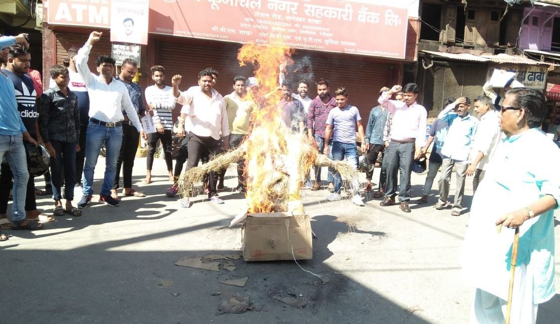बागेश्वर में पालिका प्रशासन का पुतला फूंकते वाल्मीकि संगठन के सदस्य। बागेश्वर में पालिका प्रशासन का पुतला फूंकते वाल्मीकि संगठन के सदस्य।