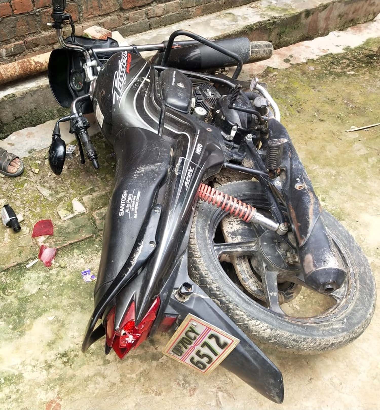 कुंडा के ठकुराइन का पुरवा गांव में पुलिस द्वारा तोड़ी गई बाइके।