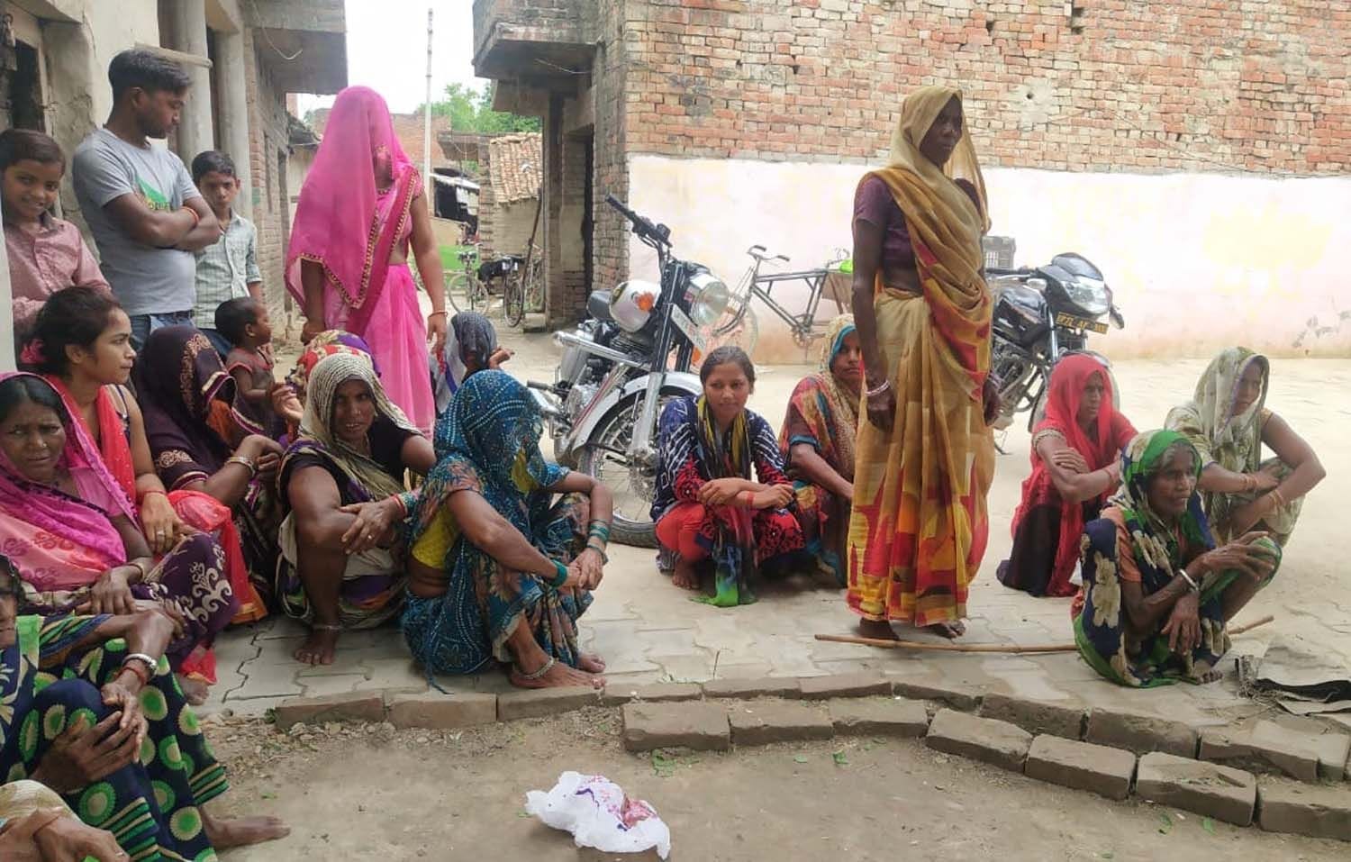 कुंडा के ठकुराइन का पुरवा गांव में पुलिस के खौफ से सहमी महिलाएं।