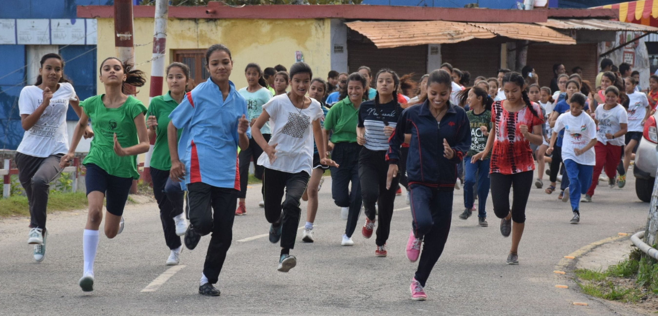 सेना द्वारा आयोजित मिनी मैराथन में हिस्सा लेती बालिकाएं। सेना द्वारा आयोजित मिनी मैराथन में हिस्सा लेती बालिकाएं।
