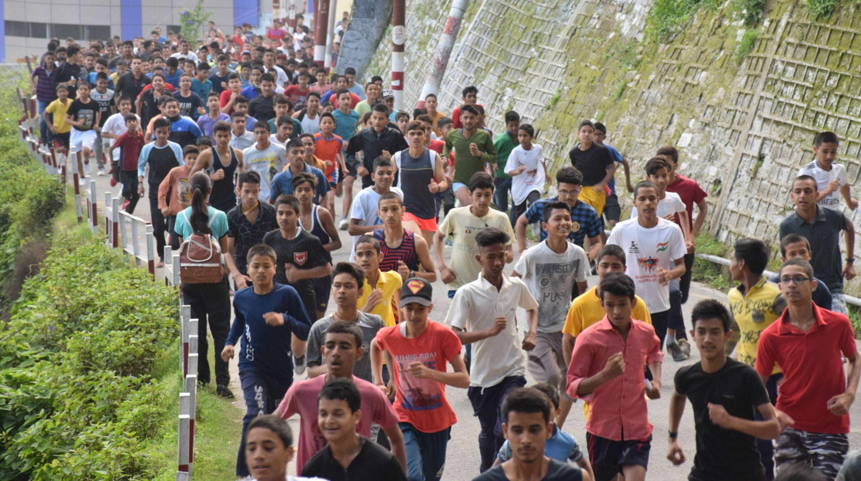 सेना द्वारा आयोजित मिनी मैराथन में प्रतिभाग करते युवा। सेना द्वारा आयोजित मिनी मैराथन में प्रतिभाग करते युवा।