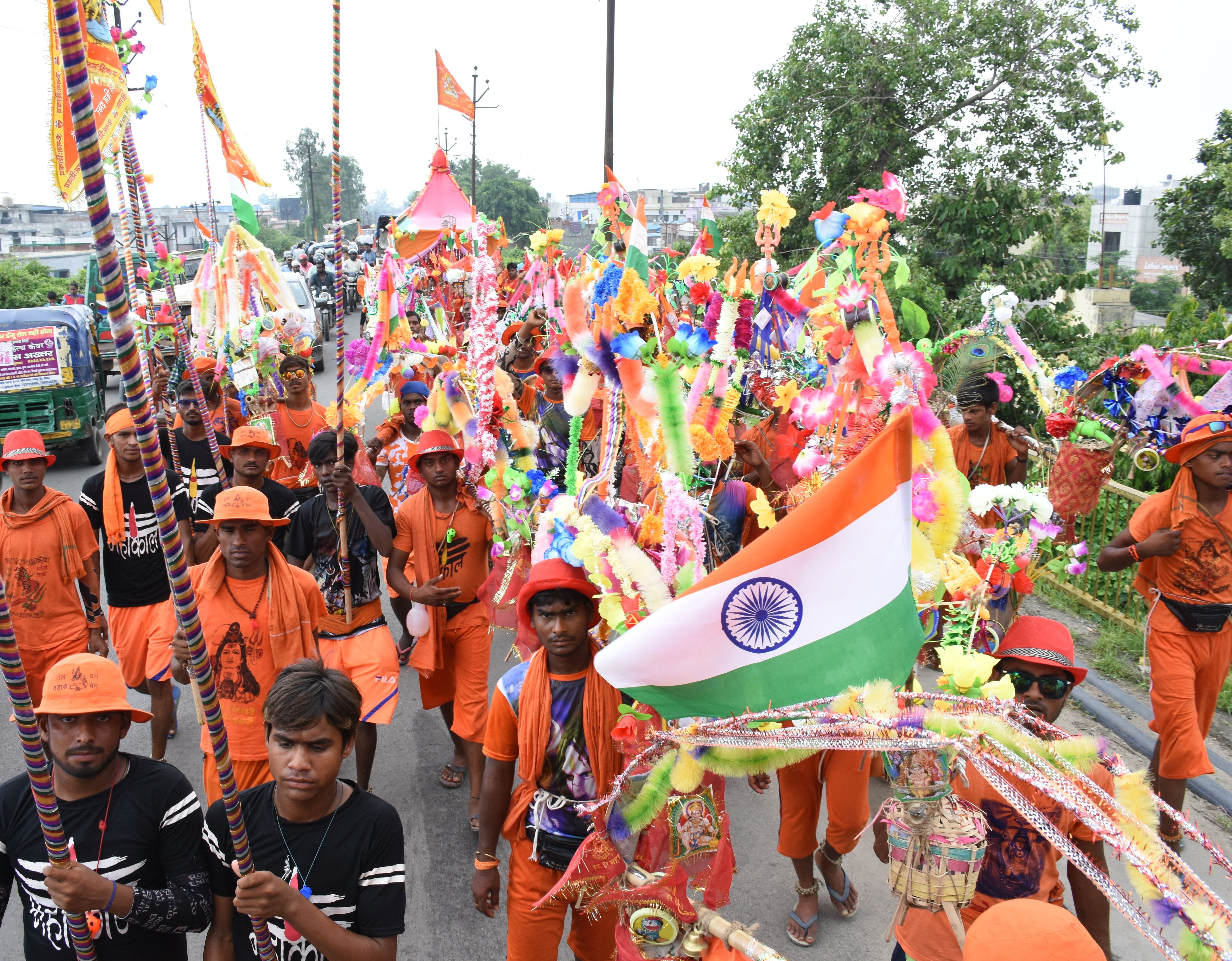 मुरादाबाद के डबल फाटक फलाइ्र ओवर  कांवडियो के जत्था।