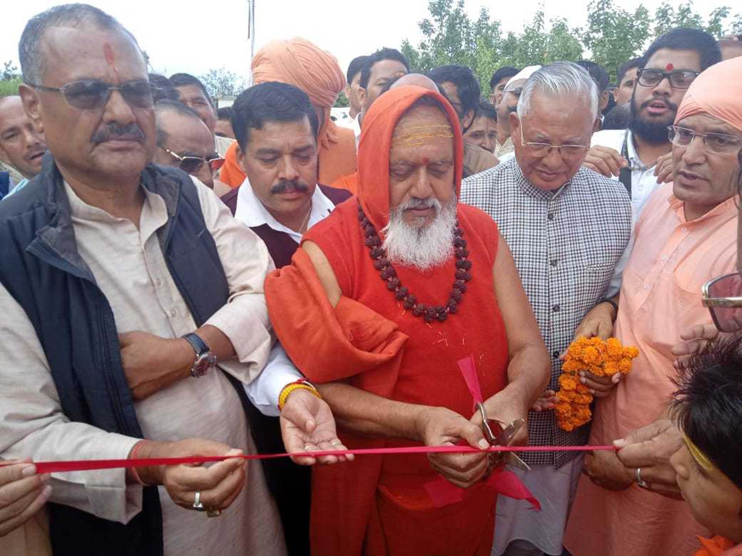 देवीधुरा में मां बाराही धाम मेले का रिबन काटकर शुभारंभ करतें डोल आश्रम के स्वामी श्री 1008 कल्याणी ? देवीधुरा में मां बाराही धाम मेले का रिबन काटकर शुभारंभ करतें डोल आश्रम के स्वामी श्री 1008 कल्याणी ?