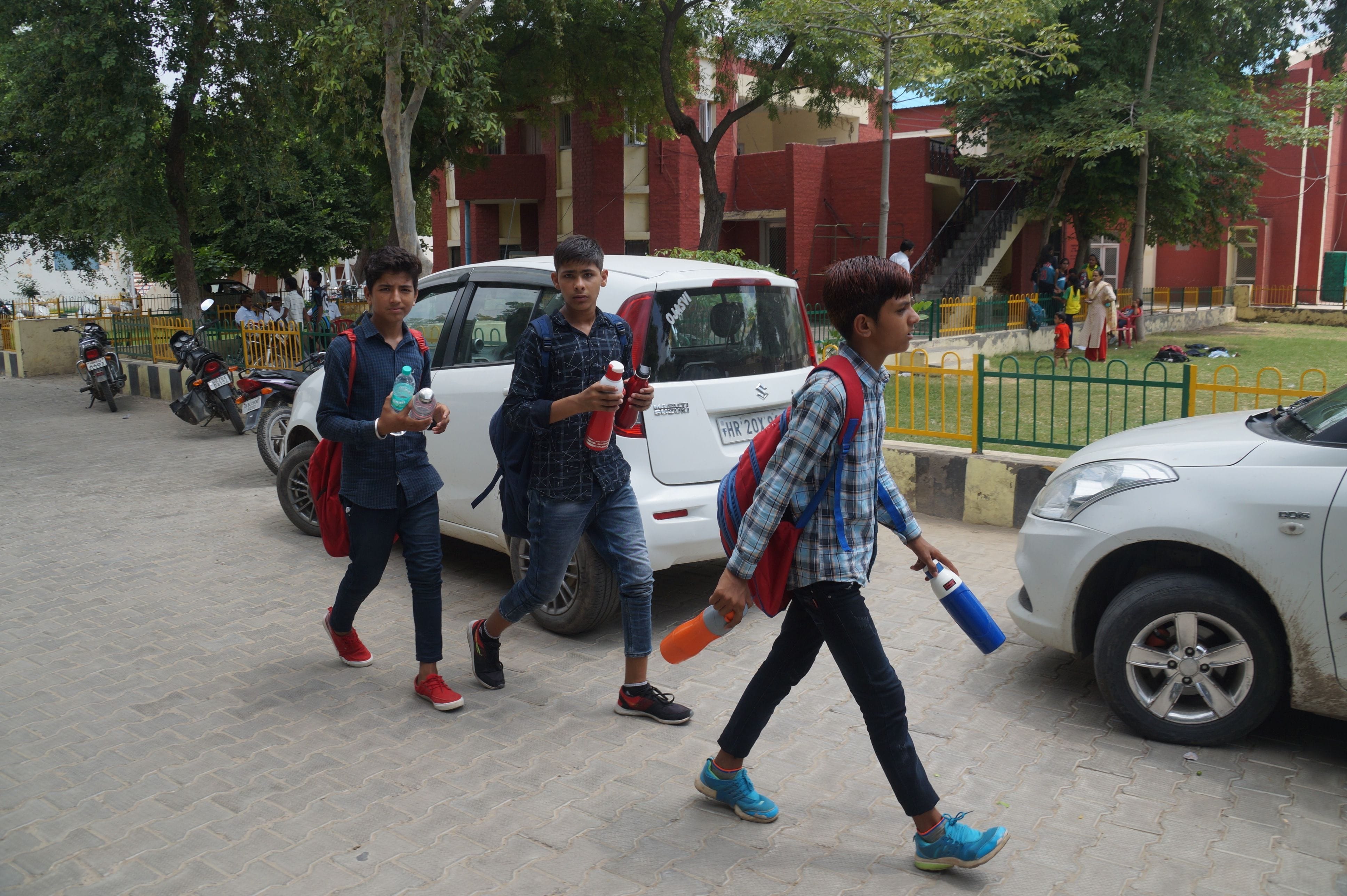 महाबीर स्टेडियम में चल रही खेलकूद प्रतियोगिता में पानी के लिए भटकते खिलाड़ी।