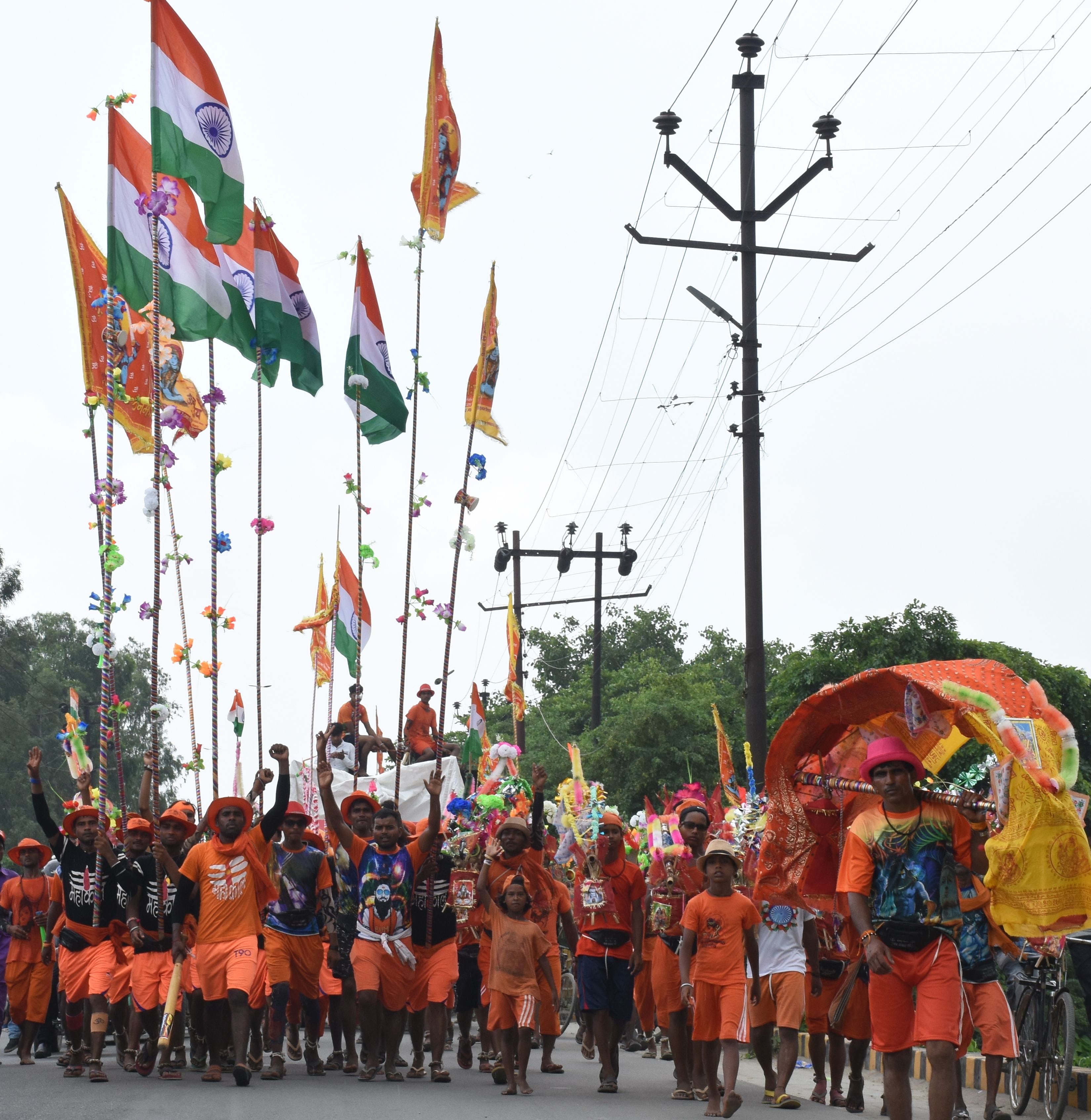 मुरादाबाद के रामपुर दोराहे पुल पर जिला रामपुर के कांवडियों का जत्था देश भक्ति के रंग में रंगा।