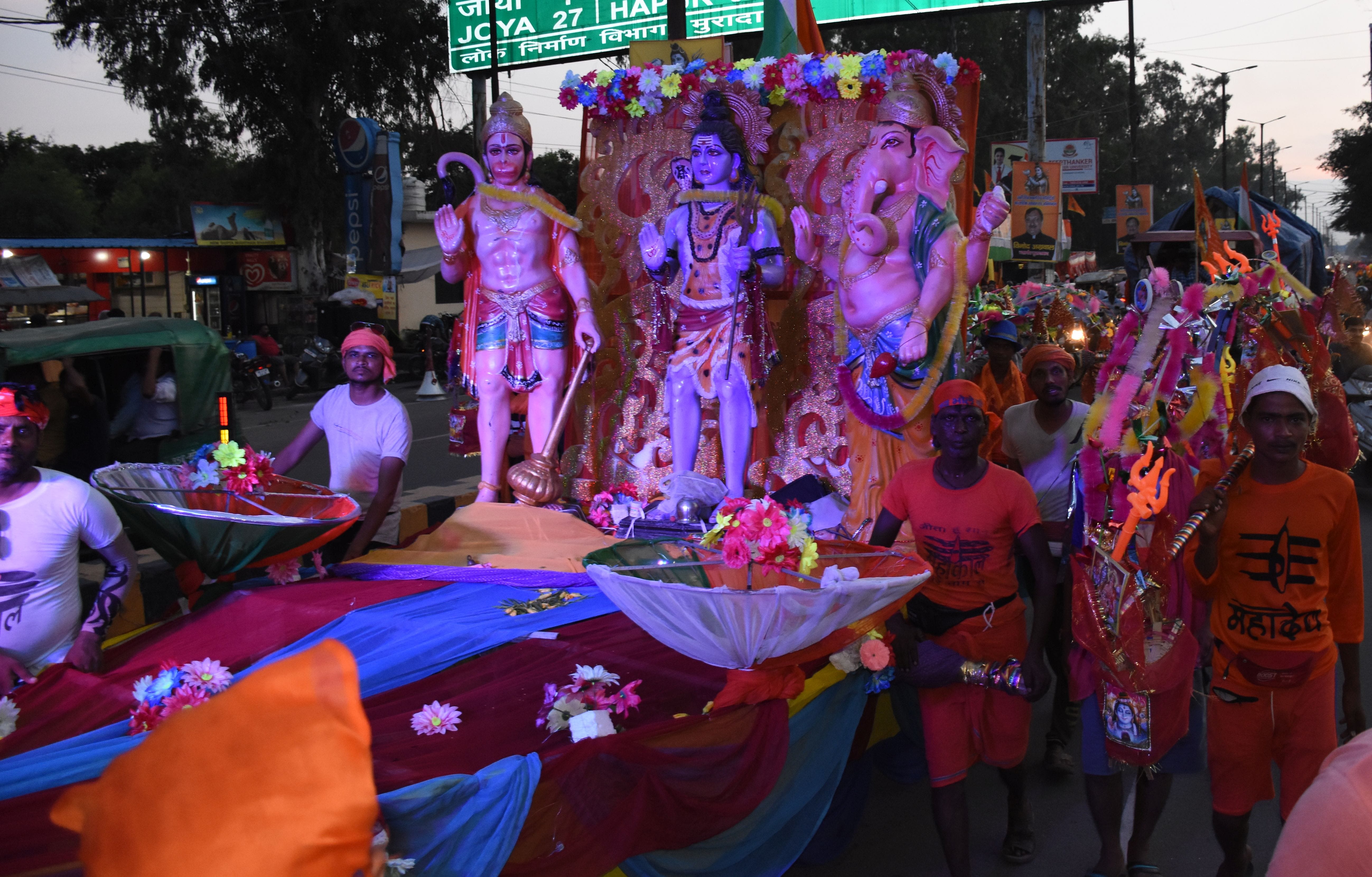 मुरादाबाद के दिल्ली रोड पर कांवडियो के जत्थे के साथ सजी भगवान की झांकी।