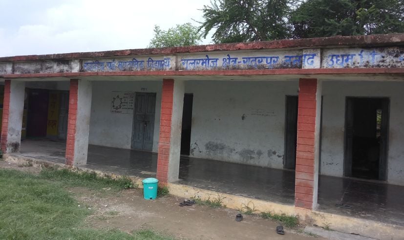 गूलरभोज के रा.पू.मा.वी नई बस्ती का जर्जर पड़ा भवन। गूलरभोज के रा.पू.मा.वी नई बस्ती का जर्जर पड़ा भवन।